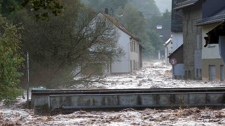 Nach heftigen Regenfällen waren Straßen in Fischbach teilweise meterhoch überflutet.