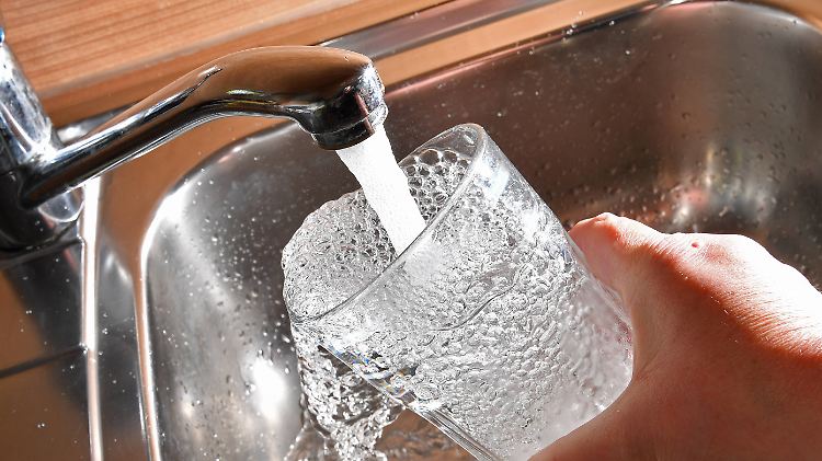 Leitungswasser ist günstiger als Mineralwasser aus der Flasche. Doch was, wenn es besonders kalkhaltig ist? Schadet das dem Körper?