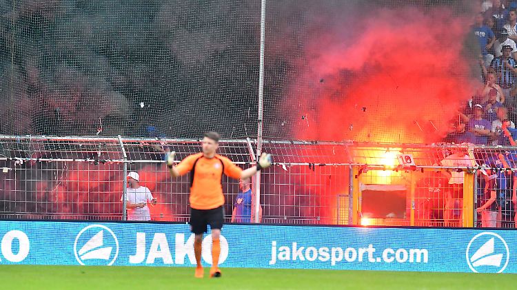 Zu viele Böller - der Schiedsrichter bricht die Partie in Mannheim ab. 
