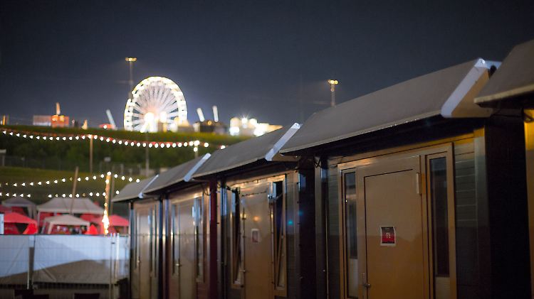 Camping-Idylle im Container. im Hintergrund tobt das Festival Rock am Ring.