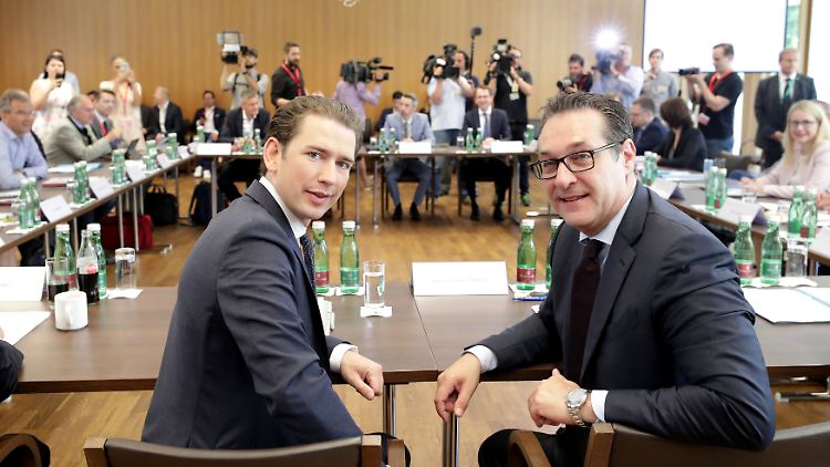 Österreichs Bundeskanzler Kurz und Vizekanzler Strache bei der Regierungsklausur in Mauerbach bei Wien.
