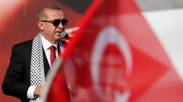 Ein französisches Magazin vergleicht den türkischen Präsidenten Erdogan mit Hitler.