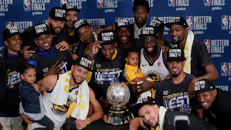 Pokal für den Finaleinzug: Golden State Warriors fordern erneut Cleveland heraus.