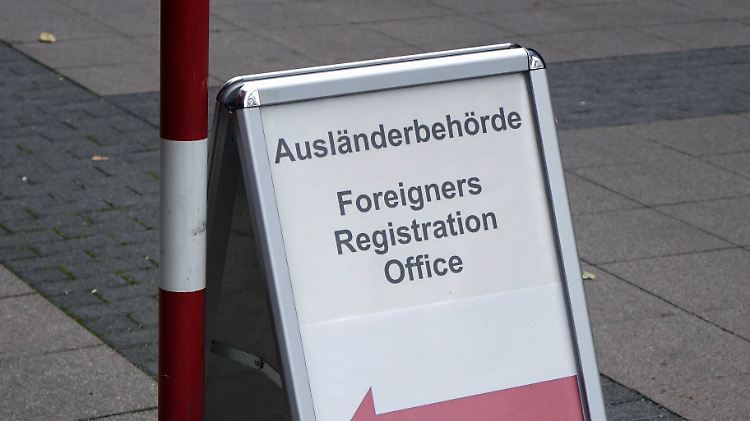 Eine Bande soll sich EU-Aufenthaltskarten ergaunert und damit Kasse gemacht haben.