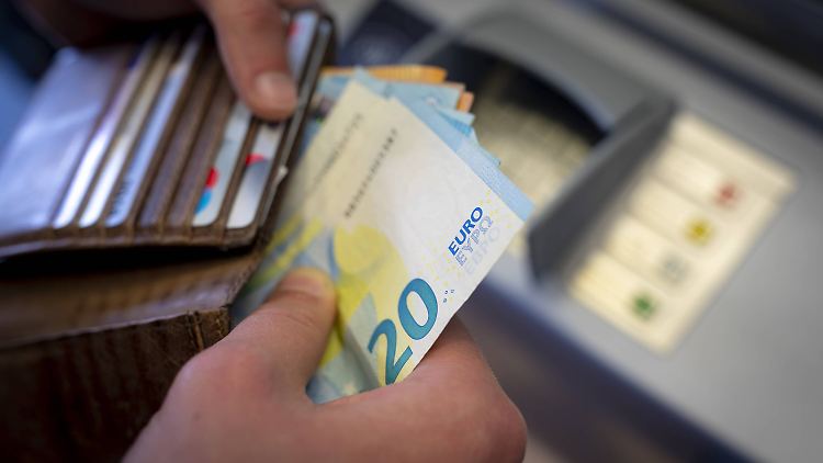 Der Verdienst bei Tariflern steigt stärker als die Inflation. Beschäftigten bleibt somit mehr Geld im Portemonnaie.