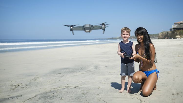 Wenn man sich nicht an die örtlichen Vorschriften hält, kann ein Drohnen-Selfie am Strand teuer werden.