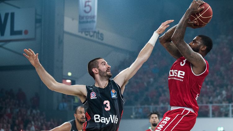 Auch der Einsatz von Bambergs Dorell Wright (rechts) nützte dem Team nicht zum Sieg.