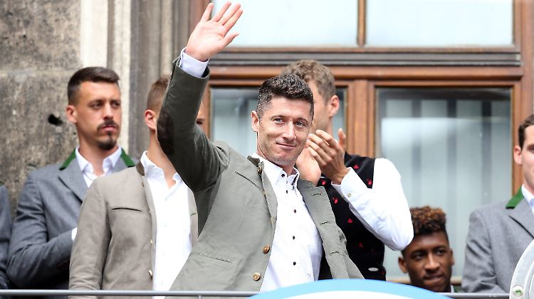 Robert Lewandowski auf der Meisterfeier des FC Bayern. Haben wir ihn hier das letzte mal in bayerischer Tracht gesehen?