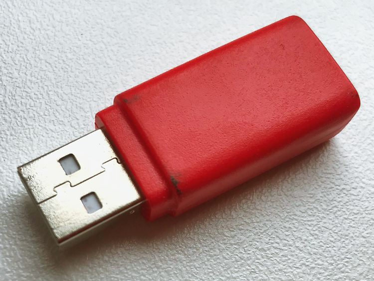 Ziemlich unspektakulär sieht es aus, doch das USB-Kondom schützt vor Datenklau.