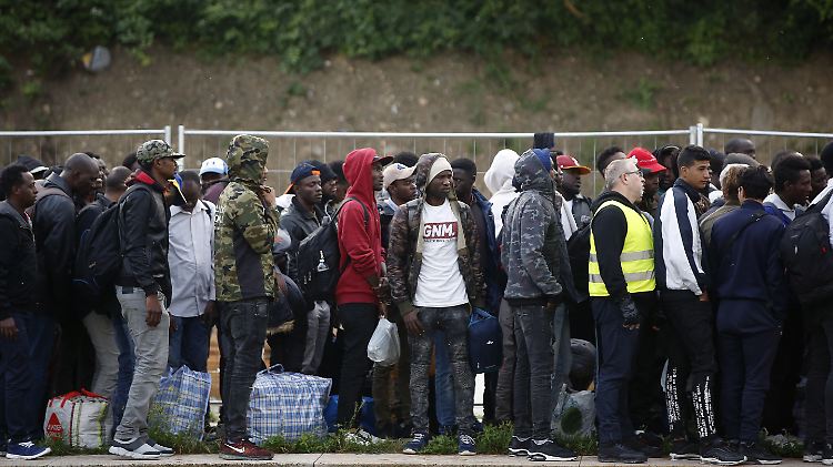 Die Bewohner werden zunächst in Turnhallen untergebracht und überprüft.
