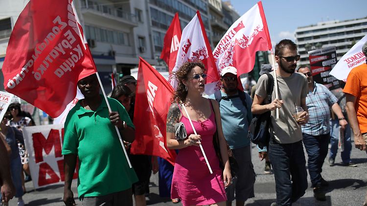 Für viele Menschen in Griechenland ist der Sparkurs der Regierung schmerzhaft und sie gehen auf die Straße.