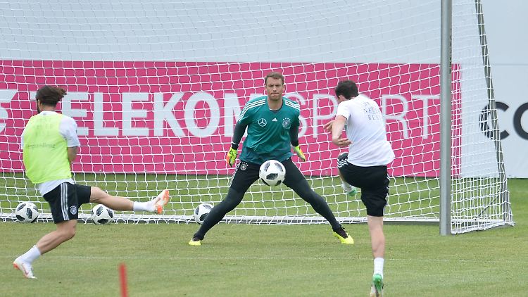 Nur die eigenen Teamkollegen können Neuer beim Testspiel überwinden.