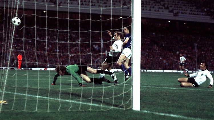 Fußballgeschichte: BRD-Torwart Sepp Maier und sein Verteidiger Berti Vogts können dem Schuss von Jürgen Sparwasser nur noch geschlagen hinterherschauen.