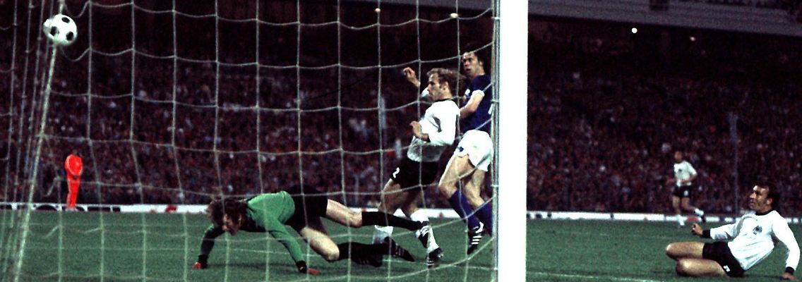 Fußballgeschichte: BRD-Torwart Sepp Maier und sein Verteidiger Berti Vogts können dem Schuss von Jürgen Sparwasser nur noch geschlagen hinterherschauen.