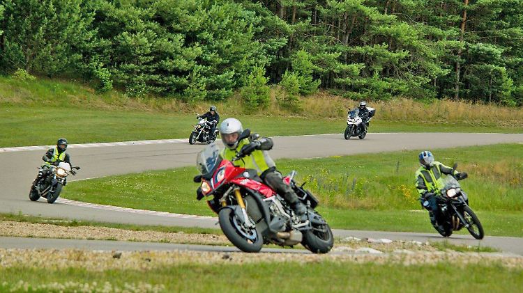 1,6 Kilometer misst der zu fahrende Rundkurs um das Trainingsgelände.