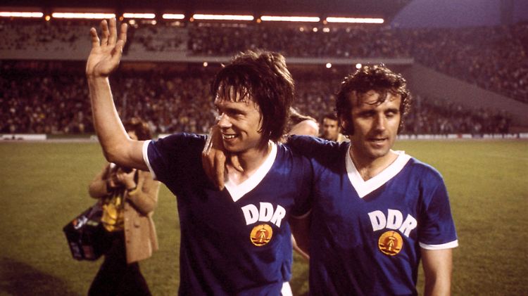 Torschütze und Vorlagengeber: Jürgen Sparwasser (links) und Erich Hamann nach dem Spiel in Hamburg.