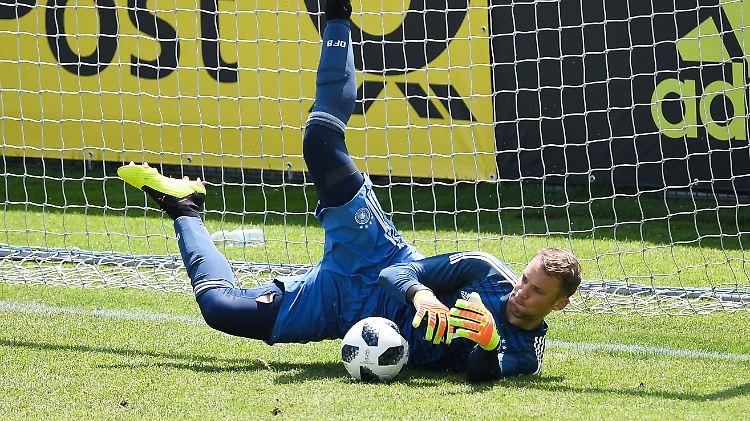 Manuel Neuer spielte am Mittwoch für die U20 - und zeigte trotz zwei Gegentreffern einige Paraden, loben die Trainer.
