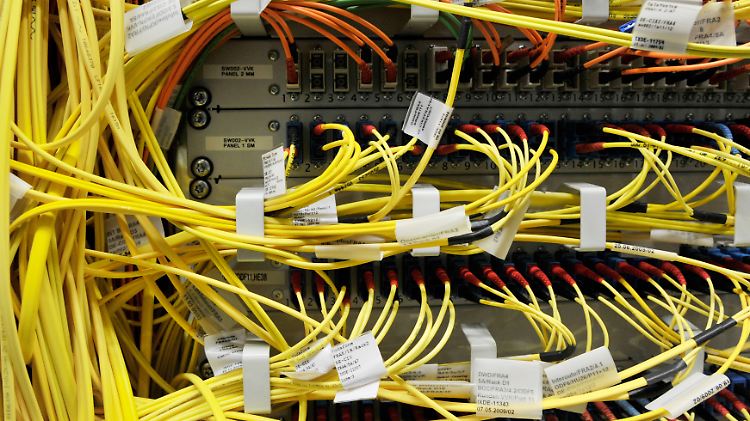 Mit zeitweise mehr als sechs Terabyte pro Sekunde weist der Internet-Knoten De-Cix den höchsten Datendurchsatz weltweit auf.