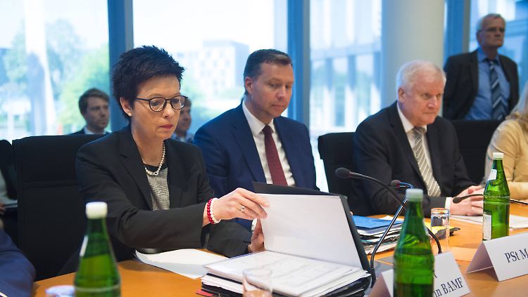 Bamf-Präsidentin Jutta Cordt, Innen-Staatssekretär Stephan Mayer und Innenminister Horst Seehofer am Dienstag vor dem Innenausschuss des Bundestages.