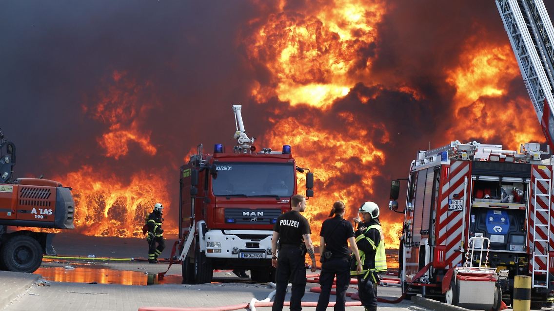 In einer Entsorgungsanlage in Rostock ist ein Großbrand ausgebrochen.