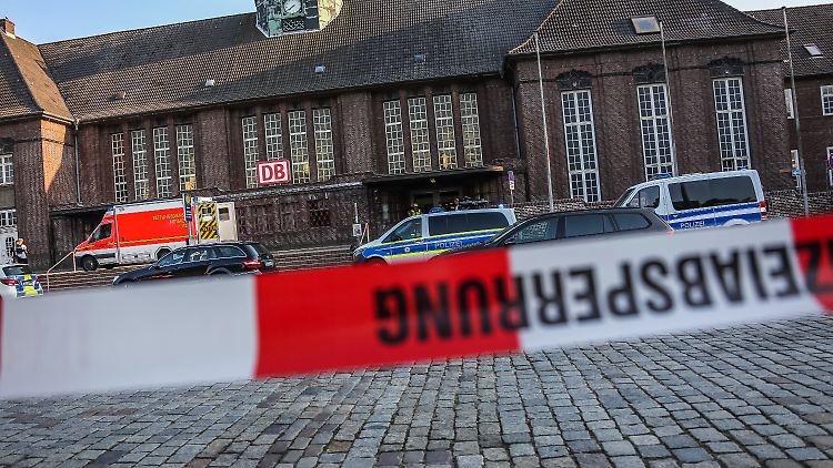 Immer wieder kommt es zu Messerangriffen auf Passanten: So wie 2018 in der Nähe des Flensburger Bahnhofs. Ein Mann griff Personen in einem Zug an. 