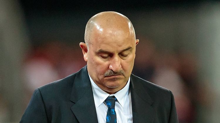 Russlands Trainer Stanislaw Tschertschessow hat bis zum Beginn der WM noch einiges zu tun.