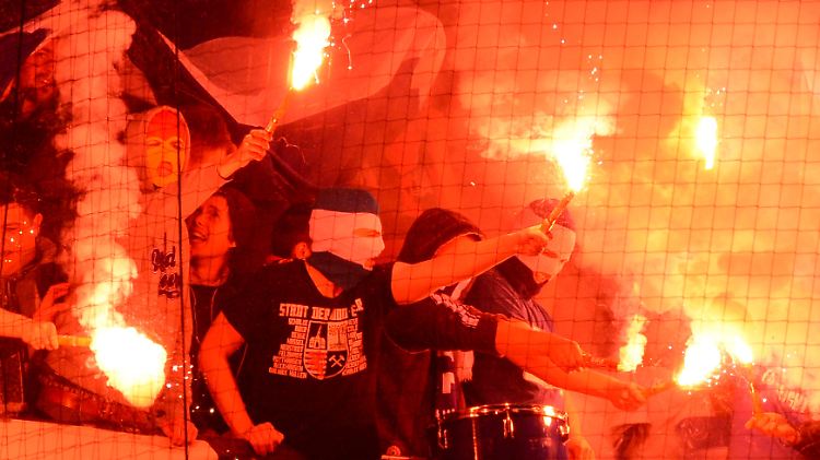 Deutsche Hooligans zündeln gerne - aber osteuropäische Hooligans fahren ganz andere Geschütze auf, warnt die Polizei.