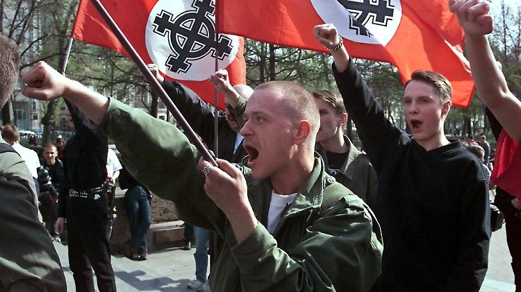 Russische Rechtsradikale bei einer Demonstration in Moskau.