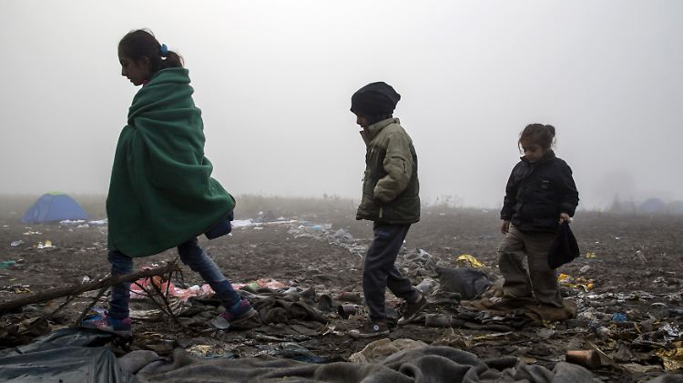 Flüchtlingskinder laufen entlang der kroatischen Grenze.