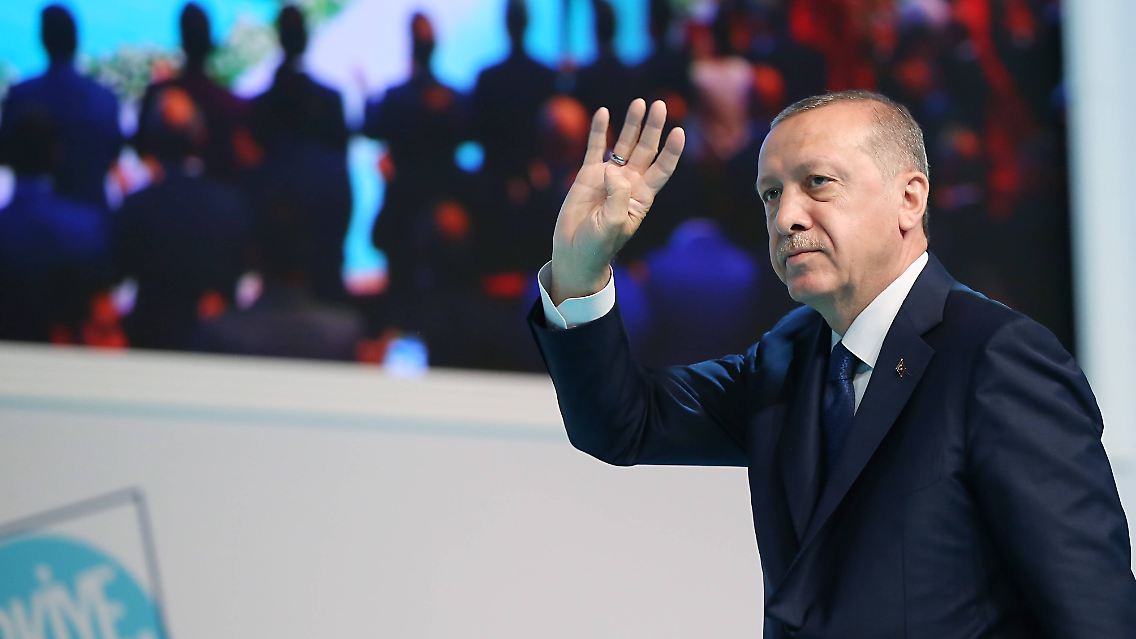 "Denn Erdogan und seine seltsamen geldpolitischen Vorstellungen sind weiterhin der größte Risikofaktor für die Lira", so Coba-Analyst Leuchtmann.