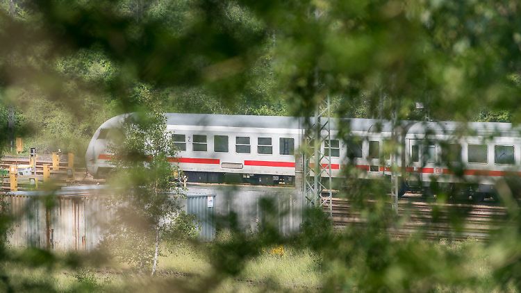 In einem IC in Flensburg ging der Angreifer offenbar auf die junge Polizistin los.