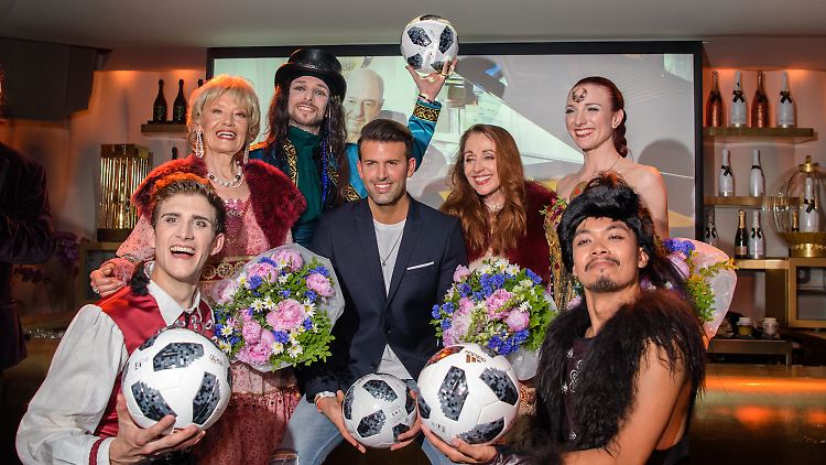 "Deutschland hey, Deutschland ho, Jogi go!" Die neu zusammengestellte Band Dschinghis Khan mit Jay Khan.