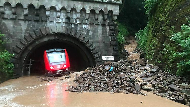 In Wilsecker (Rheinland-Pfalz) entgleiste dieser Zug im dortigen Tunnel.