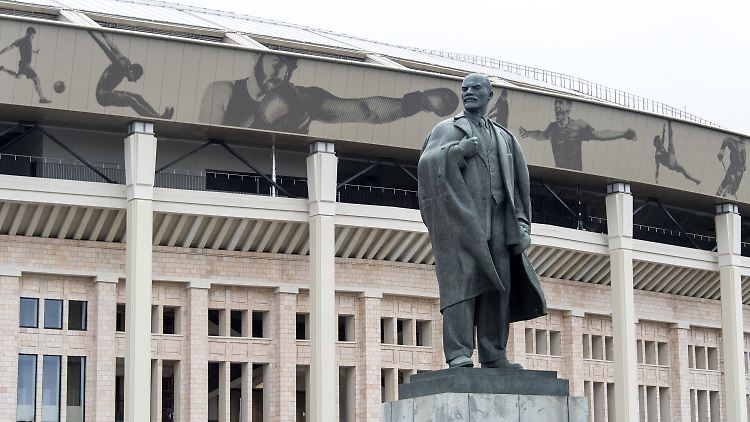 Stadion erreicht, Historie geschnuppert. An diese erinnert vor dem Luschniki-Stadion noch heute eine Lenin-Statue. 
