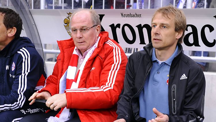 Hoeneß blieb auf der Bank, verzichtete dann allerdings auf die Gesellschaft von Klinsmann.