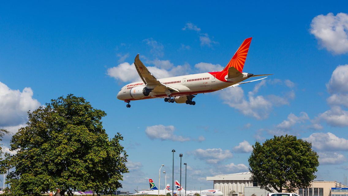 Air India fliegt weltweit mehr als 100 Ziele an und verfügt über viele lukrative Landeslots und Abstellplätze.