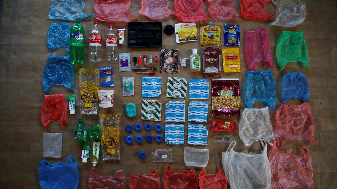 Ihr Müll besteht nach einer Woche vor allem aus Plastiktüten. Die versuchen sie, den Händlern zurückzugeben, damit sie sie wiederverwenden können.