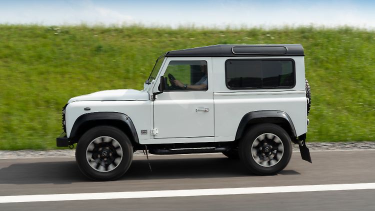 Dieser Defender hat keine Probleme auf der Autobahn.