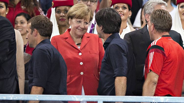 Fußball-Kanzlerin Angela Merkel schaut am Sonntag im DFB-Trainingslager in Eppan vorbei.