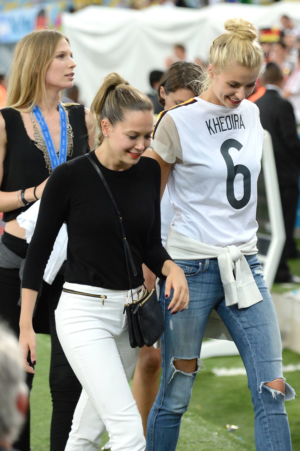 Es kann nur eine geben  - und diese drei Grazien hier sind es jedenfalls nicht mehr. Sarah Brandner, Mandy Capristo und Lena Gercke waren ziemlich vorzeigbare Spielerfrauen. Doch wo beim letzten WM-Sieg noch Liebe war, ist nun keine mehr.