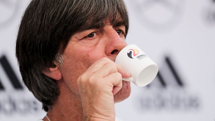 Hat noch Zeit für einen guten Kaffee: Joachim Löw bleibt in Eppan - ihn zieht es nicht zu Real Madrid.