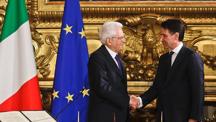 Vereidigung vor Europa-Flagge: Giuseppe Conte ist Italiens neuer Regierungschef.