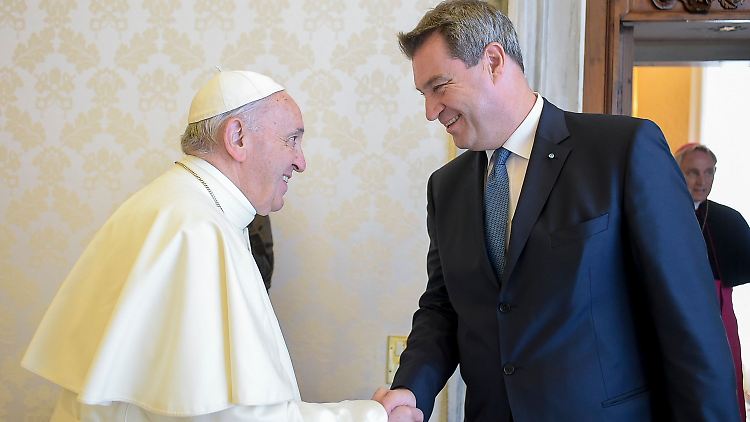 Söder trifft den amtierenden Papst (im Bild) und den ehemaligen Papst Benedikt.