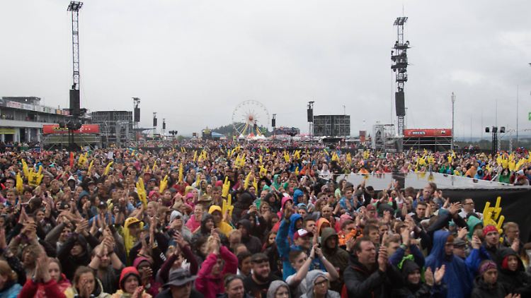 Die Fans halten trotz Wetterkapriolen durch.