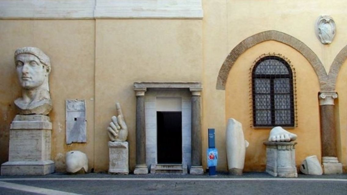 Zusammenstellung der Überreste der Statue in den Kapitolinischen Museen. Nun kommt noch ein Finger hinzu.