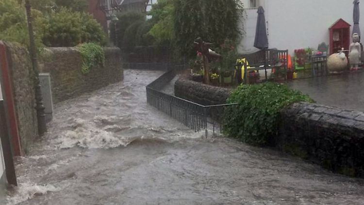 Eine Straße, die in die Altstadt von Soest führt, wird zum Fluss.