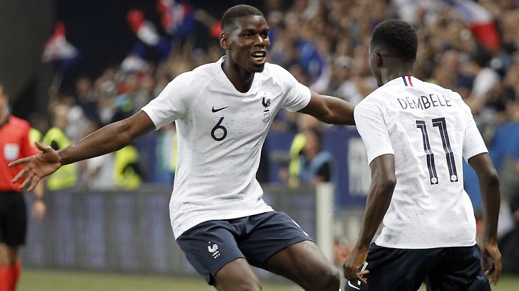 Frankreichs Ousmane Dembele (rechte) jubelte nach seinem Tor zum 3:1 mit Paul Pogba.