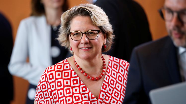 Bundesumweltministerin Svenja Schulze wirbt für einen Stufenplan, bei dem zunächst Diesel-Fahrzeuge in Städten mit besonders schlechter Luft nachgerüstet werden.