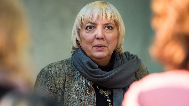 Die Grünen-Politikerin Claudia Roth will "Gesicht zeigen" und sich nicht "unterkriegen lassen".