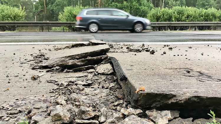 Blow-ups entstehen - wie hier aus dem Berliner Autobahnring - wenn die Betonplatten der Fahrbahn nicht genug Raum haben, um sich bei Hitze auszudehnen. 